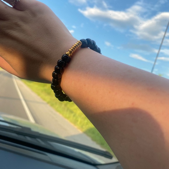 Black and Gold Beaded Bracelet - Picture 2 of 3